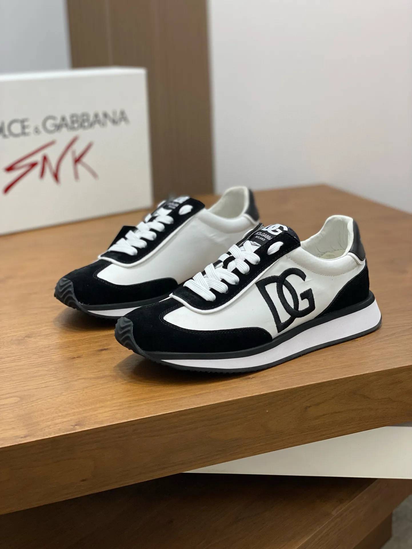 Factory price: 458💰••New products••Dolce&Gabbana••DG✔️High-end men's sports•casual shoes. Original goods from top counters. Original imported cowhide, multi-material splicing design ➕Imported cowhide lining, cowhide feet ➕Original TPR elastic outsole. Size: 39-44 (38, 45 customized)